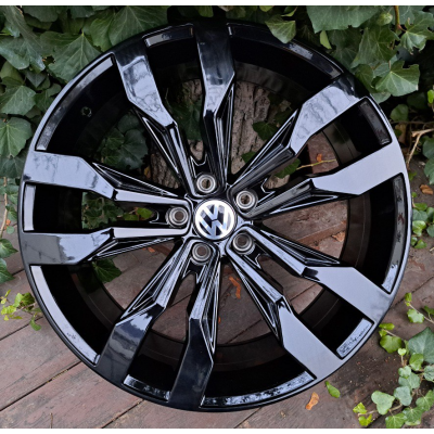 Диски Replica Volkswagen (VV5389) gloss black